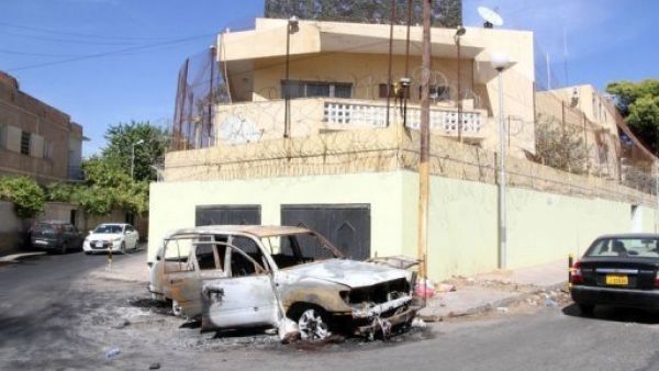 سيارة احرقها المتظاهرون امام السفارة الروسية في طرابلس
