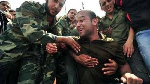 ثوار ليبيون يبكون خلال تشييع رفيق لهم قتل في مصراتة