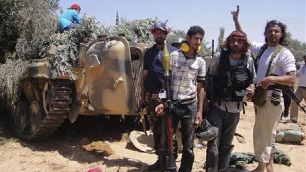 محتجون امام ناقلة جنود مدرعة استولوا عليها من قوات القذافي في ضاحية ببلدة زليطن 
