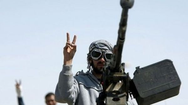 مقاتل من الثوار يشير بعلامة النصر في اجدابيا