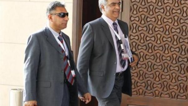 الناشط والمحامي البحريني حميد الملا (يسارا) في المنامة
