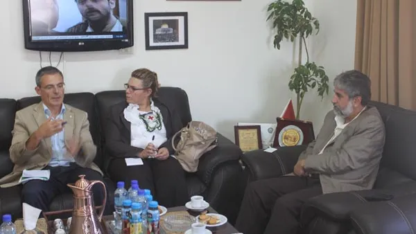 خليفة يلتقي رئيس بعثة اللجنة الدولية للصليب الأحمر ويدعوان لمضمون إعلامي انساني