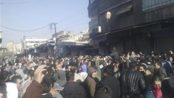 محتجون يرددون شعارات ضد الأسد في حي الميدان بدمشق
