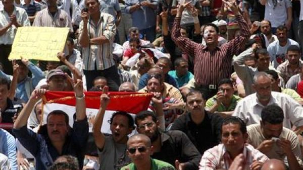 ارشيف/ متظاهرون في ميدان التحرير في القاهرة