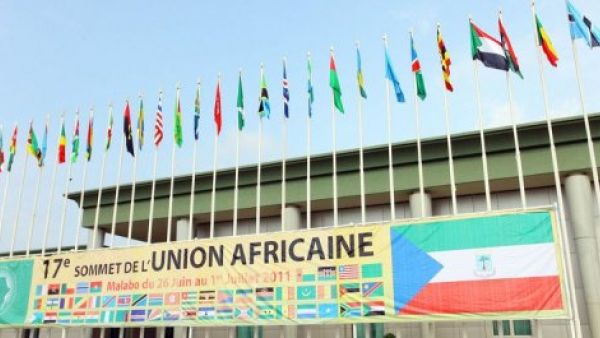 اعلان عن استضافة قمة الاتحاد الاوروبي عند مدخل مطار مالابو