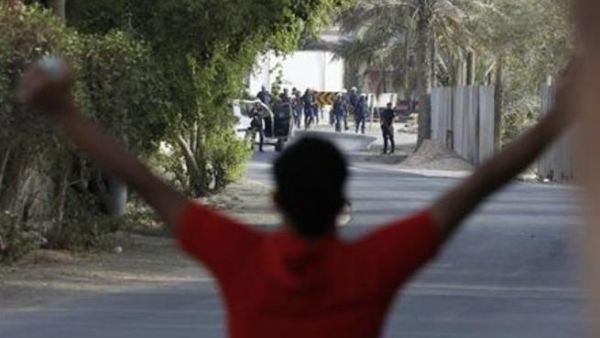 محتج مناهض للحكومة في مواجهة قوات مكافحة الشغب البحرينية في قرية شيعية غرب المنامة
