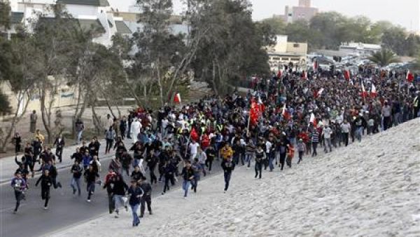 محتجون مناهضون للحكومة خلال مسيرة غربي المنامة