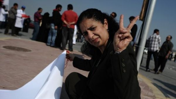 رئيسة جمعية التمريض البحرينية ترفع اشارة النصر خلال تظاهرة للموظفين الشيعة الذين طردوا من وظائفهم في المنامة 
