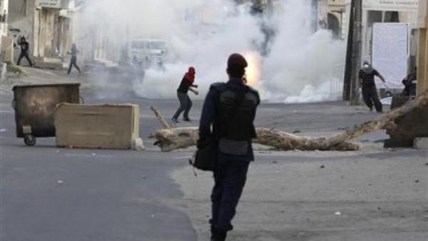 ضابط من شرطة مكافحة الشغب خلال اشتباكات مع محتجين غربي المنامة