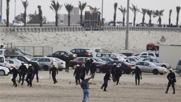 متظاهر ضد الحكومة يلقي حجارة على شرطة مكافحة الشغب اثناء محاولة المتظاهرين استعادة السيطرة على دوار الفاروق (اللؤلؤة سابقا) 
