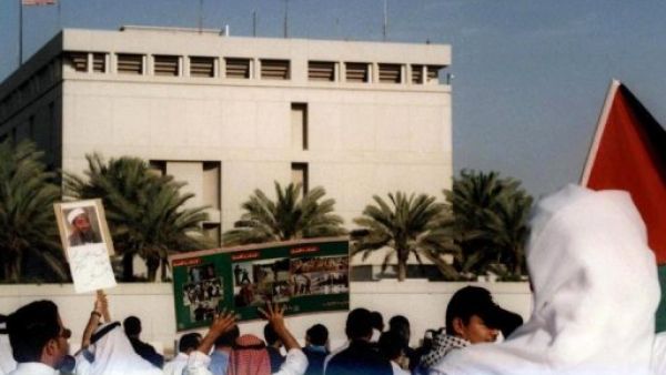 متظاهرون امام مقر السفارة الاميركية في المنامة
