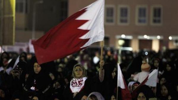 متظاهرة تلوح بعلم البحرين اثناء احتجاج مناهض للحكومة غربي المنامة
