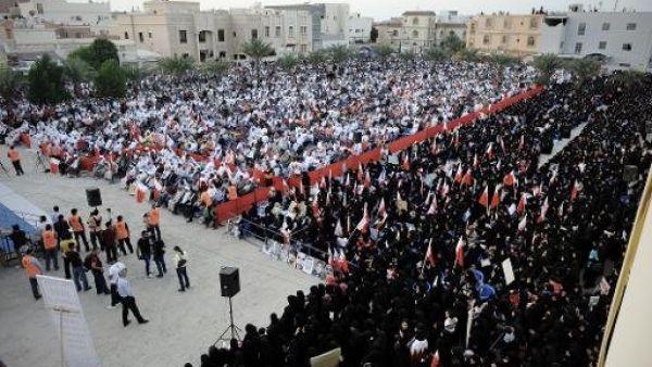 بحرينيون يتظاهرون ضد الحكومة في بلدة سار غرب المنامة 
