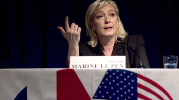 مرشحة اليمين المتطرف مارين لوبن خلال مؤتمرها الصحافي
