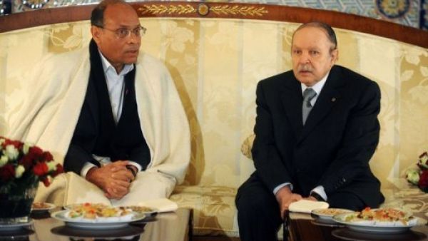  الرئيس التونسي المنصف المرزوقي ( يسار) والرئيس الجزائري عبدالعزيز بوتفليقة