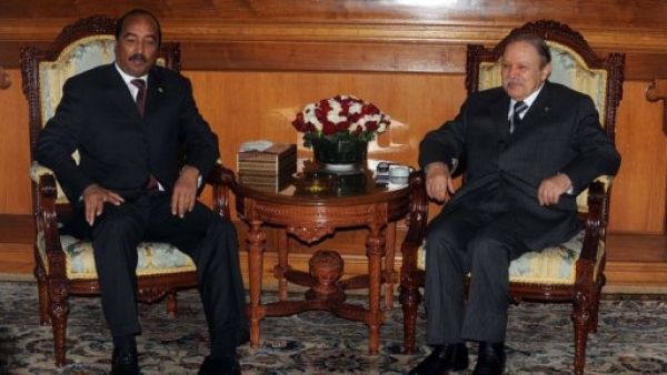 الرئيس الجزائري عبد العزيز بوتفليقة (يمين) مستقبلا نظيره الموريتاني محمد ولد عبد العزيز في الجزائر العاصمة
