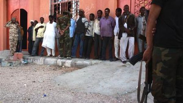 افارقة يشتبه في انهم مرتزقة في سرت 
