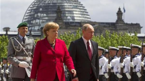 الرئيس الروسي فلاديمير بوتين والمستشارة الالمانية أنجيلا ميركل 