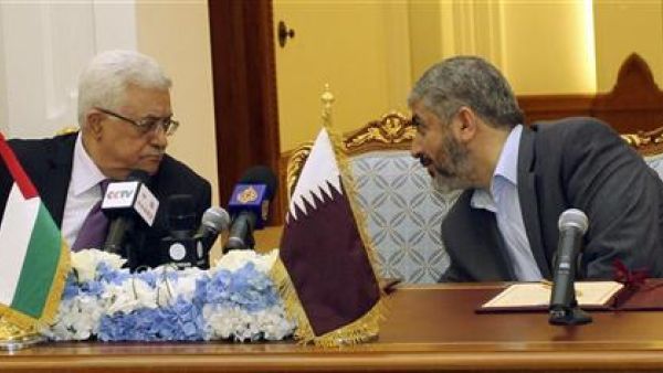 خالد مشعل رئيس المكتب السياسي لحركة حماس (الى اليمين) والرئيس الفلسطيني محمود عباس قبيل احتفال لتوقيع اتفاق مصالحة فلسطينية بالدوحة 
