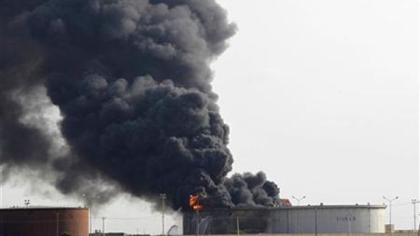 دخان يصعد من مستودع وقود في مصراتة 