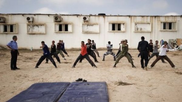 ليبيون في دورة تدريبية لتولي مهام الامن في مصراتة
