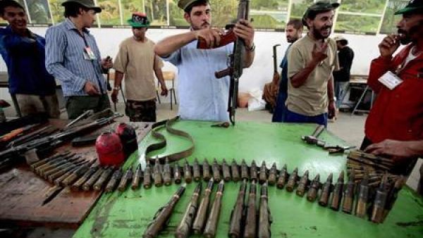 متطوعون ليبيون يتدربون على فك وتركيب سلاح آلي في مدينة مصراتة يوم الثلاثاء
