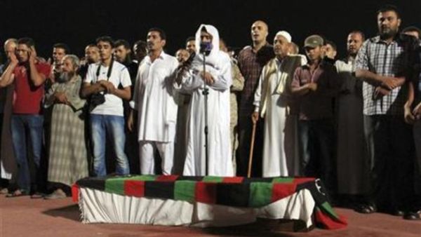 رجال يقيمون صلاة الجنازة على عمران شعبان في مصراتة
