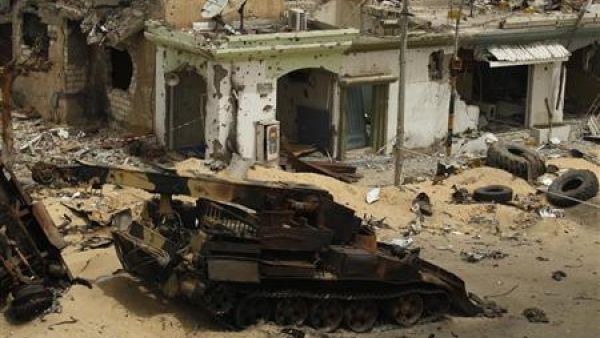 دبابة مدمرة تخص كتاب القذافي في وسط مصراتة 