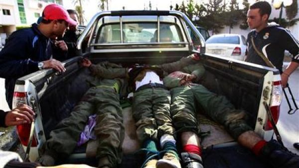 اسرى جرحى من قوات القذافي على ظهر مركبة امام مستشفى في مصراتة 
