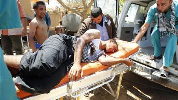 مسعفون ينقلون مصابا من المعارضة الى داخل مستشفى في مصراتة 