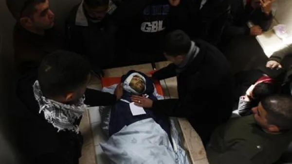 فلسطينيون يلتفون حول جثة الشاب محمد عصفور في مشرحة مستشفى في رام الله
