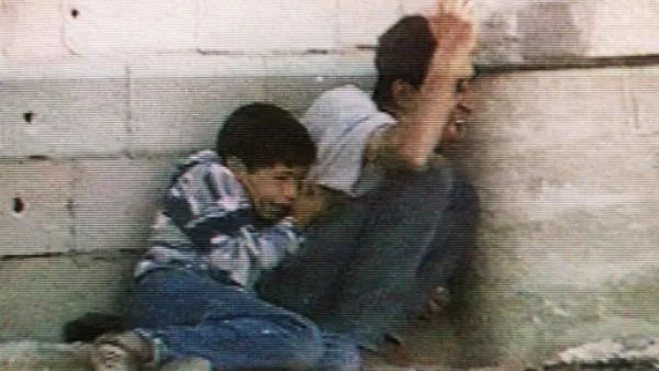محمد الدرة خلف والده قبيل استشهاده