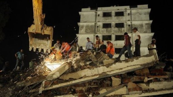 مقتل 38 شخصا في انهيار مبنى قرب بومباي
