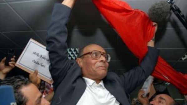Marzouki waves the victory flag. (Image courtesy of "http://ar.electionsmeter.com") 