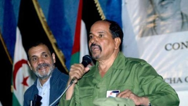 حفوظ علي بايبا (يسار) ينظر الى محمد عبد العزيز الامين العام "للجمهورية العربية الصحراوية الديموقراطية خلال مؤتمر للبوليساريو في 2007"
