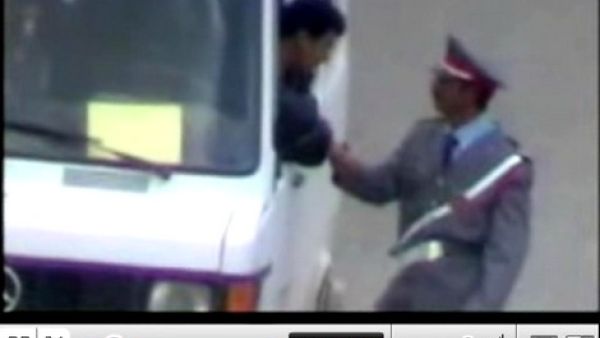 لقطة تظهر شرطيا يتقاضى رشوة