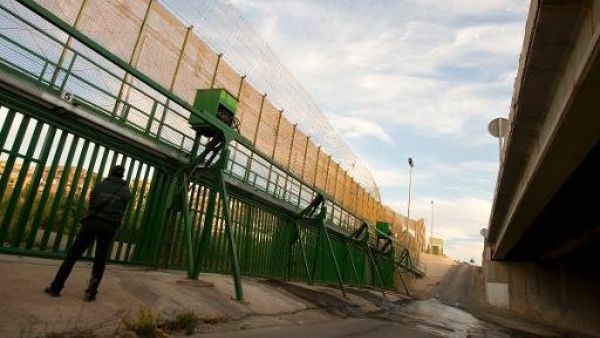 شرطي اسباني في مليلة عند الحدود مع المغرب