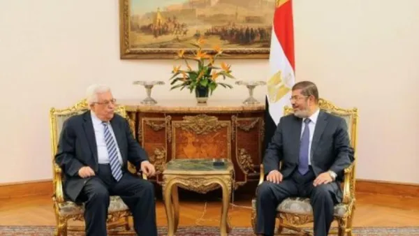 الرئيس المصري محمد مرسي والرئيس الفلسطيني محمود عباس