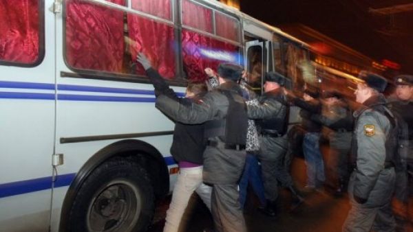 شرطو موسكو تلقي القبض على متظاهرين احتجاجا على مقتل ايغور سفيريدوف