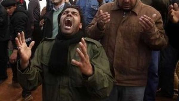 ليبي يصرخ حزنا على قريب له قتلته قوات القذافي في اجدابيا