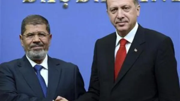 رئيس الوزراء التركي طيب اردوغان يرحب بالرئيس المصري محمد مرسي في انقرة يوم 30 سبتمبر ايلول 2012.
