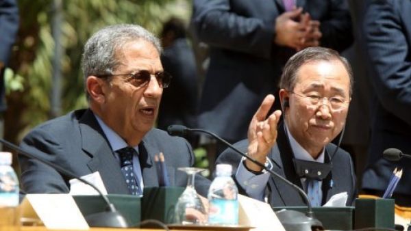 عمرو موسى والى يساره امين عام الامم المتحدة بان كي مون