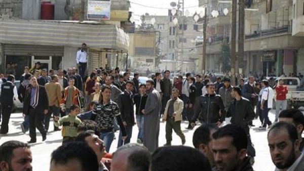 سوريون يتظاهرون لدعم المحتجين في درعا في حي المعضمية قرب دمشق

