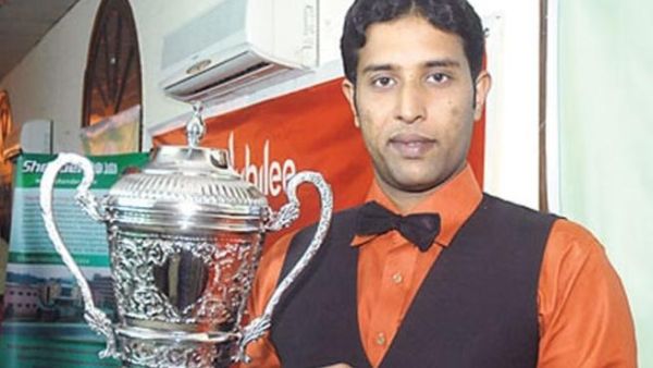 Pakistan’s Muhammad Asif, winner of the IBSF World Snooker Championship, holds his trophy. (Photo courtesy ARY News TV)