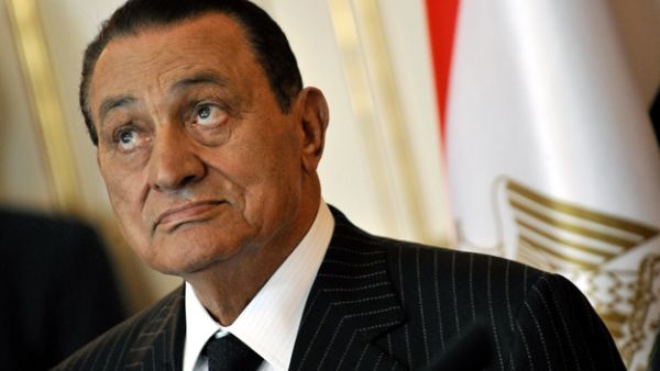 لماذا مبارك بالتحديد هو الذي قررت الولايات المتحدة الأمريكية أن يسقط هكذا وأن يمتهن بهذه الصورة؟؟