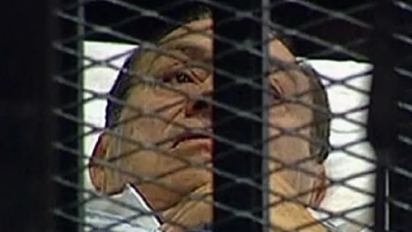 صورة من التلفزيون المصري للرئيس السابق حسني مبارك في قفص المحكمة الاربعاء