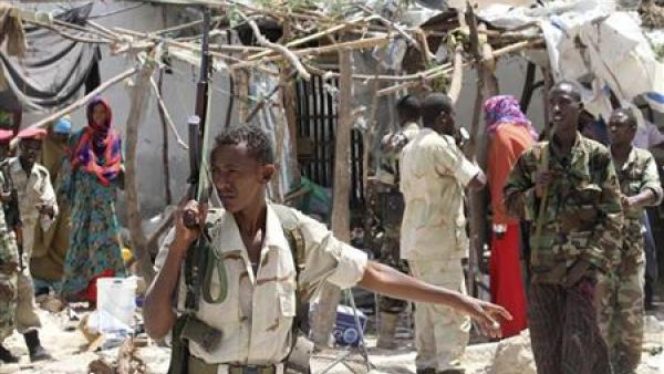 جنود في موقع تفجير انتحاري داخل المجمع الرئاسي في مقديشو
