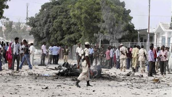 جندي صومالي بموقع تفجير انتحاري في مقديشو
