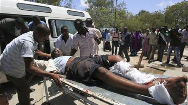 مسعفون ينقلون احد المصابين في مقديشو
