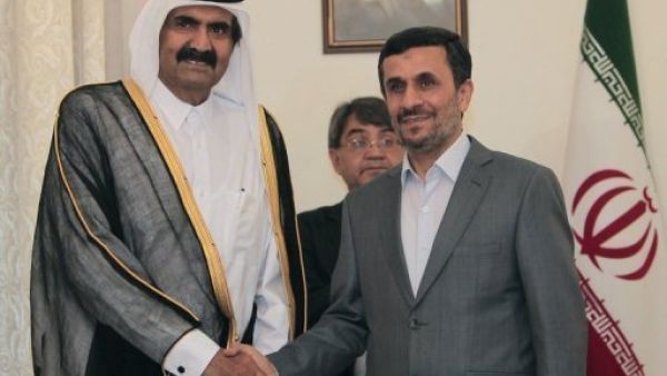 الرئيس الايراني محمود احمدي نجاد (يمين) يصافح امير قطر الشيخ حمد بن خليفة ال ثاني في طهران